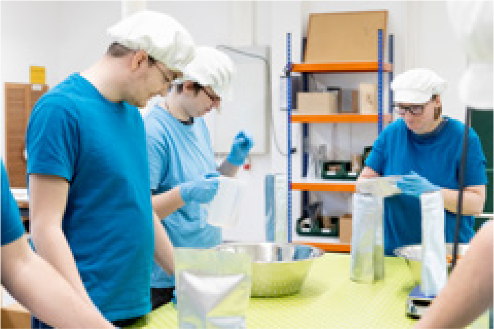 Beschäftigte bei der Verpackung